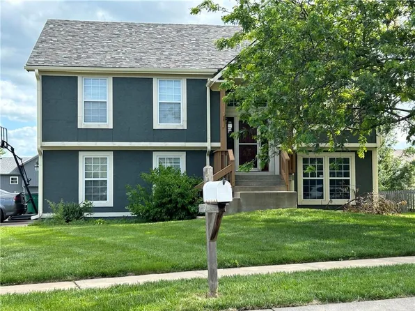 925 Cottage Creek Dr, Gardner, KS 66030