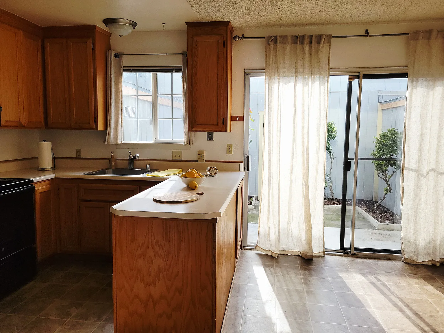 1136 Neal Dow Ave — Photo 1