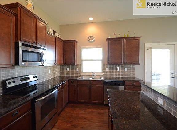 Gorgeous granite, island has a lip for bar stools - SS appliances!