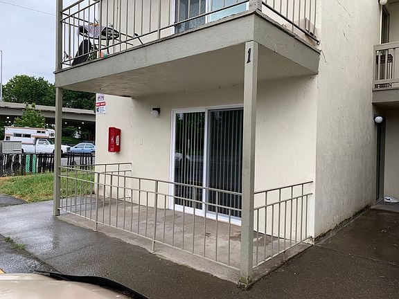 4th image of 158 Jefferson St APT 01