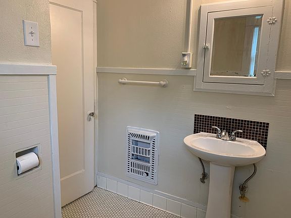 4th image of 619 W Russell Pl APT 6
