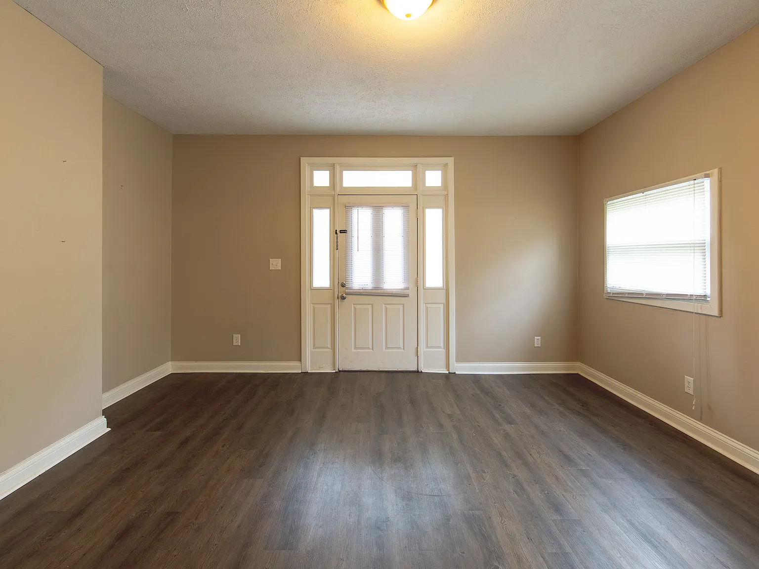 3 bed, 1.5 bath, 900 sqft, $1,650 — Photo 3