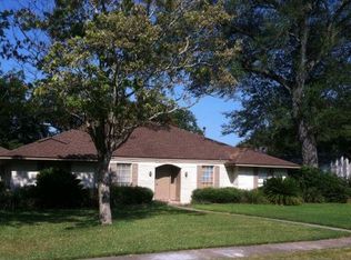 103 Flag Dr E, Lake Jackson, TX 77566