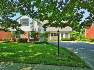 19789 Wedgewood Dr, Grosse Pointe Woods, MI 48236