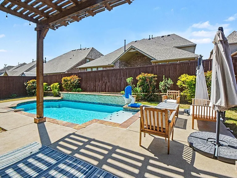 3323 Royal Ridge Dr — Photo 8