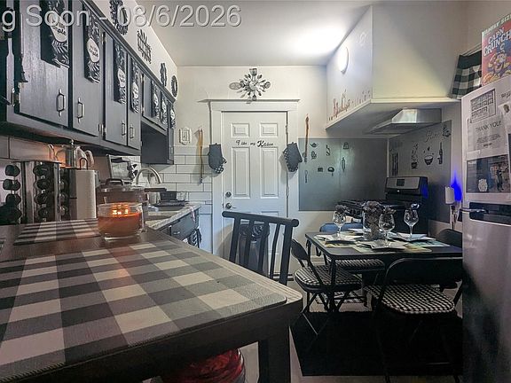 4th image of 162 Perkins St
