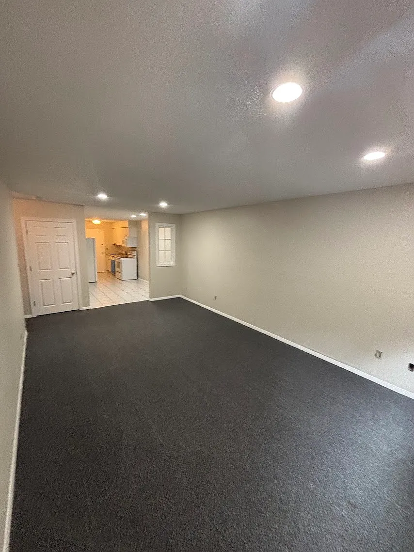 2 bed, 900 sqft, $2,100 — Photo 2