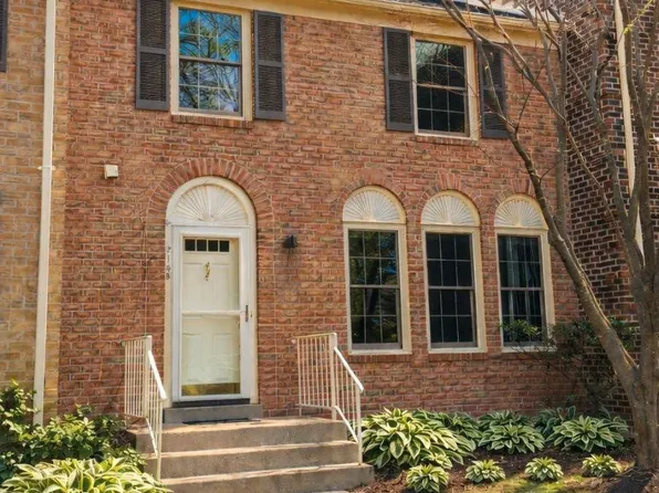 2145 Kings Mill Ct, Falls Church, VA 22043