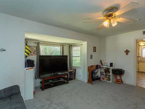 3rd image of 211 W Chisum St