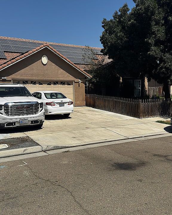 3 car driveway
Electric car 