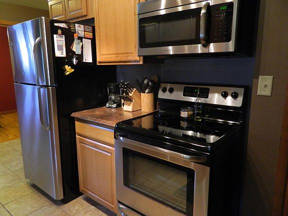 5th image of 2009 Green Ln NE