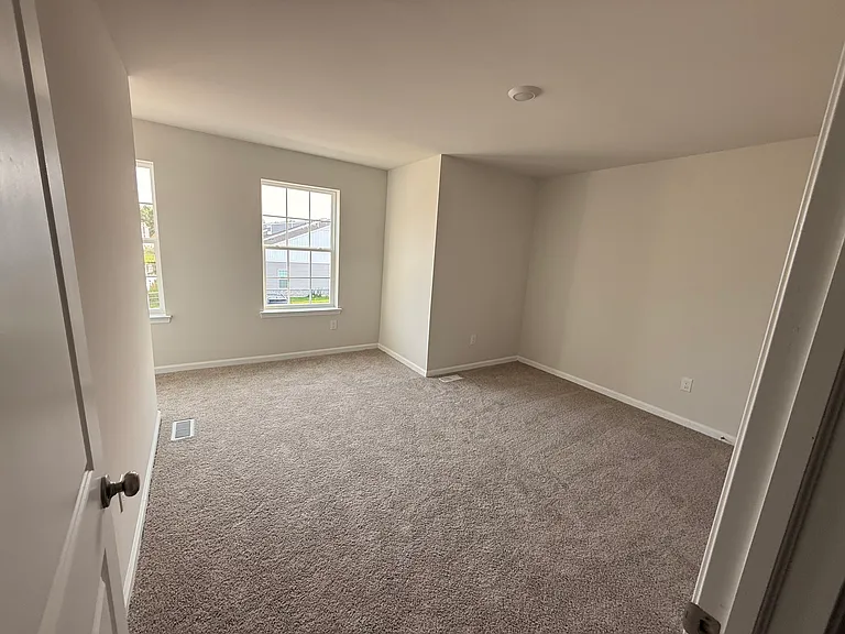52 Victoria Gardens Sq — Photo 31