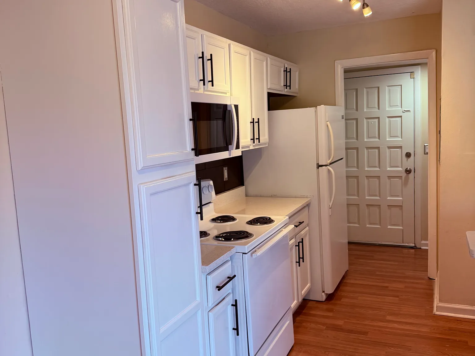 2 bed, 1040 sqft, $1,600 — Photo 1
