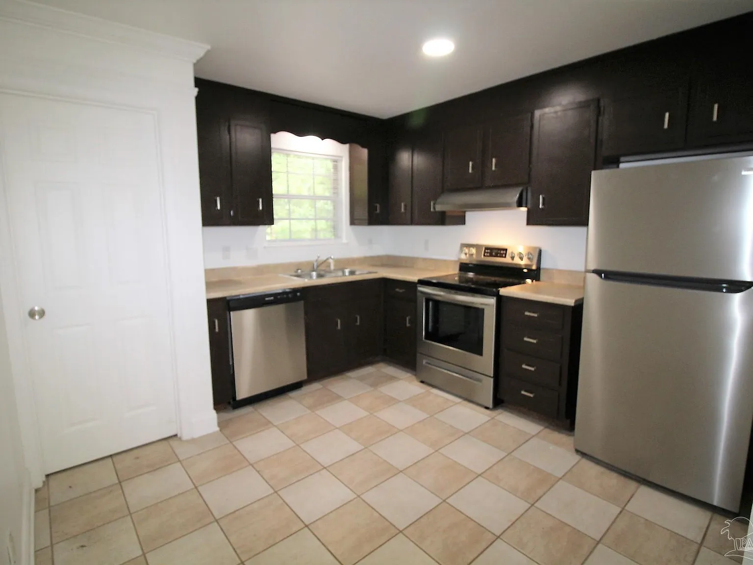 2 bed, 900 sqft, $1,350 — Photo 2