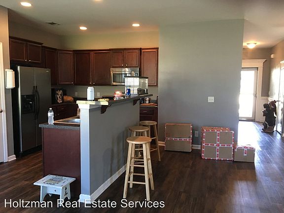 2nd image of 575 NE Mustang Ln