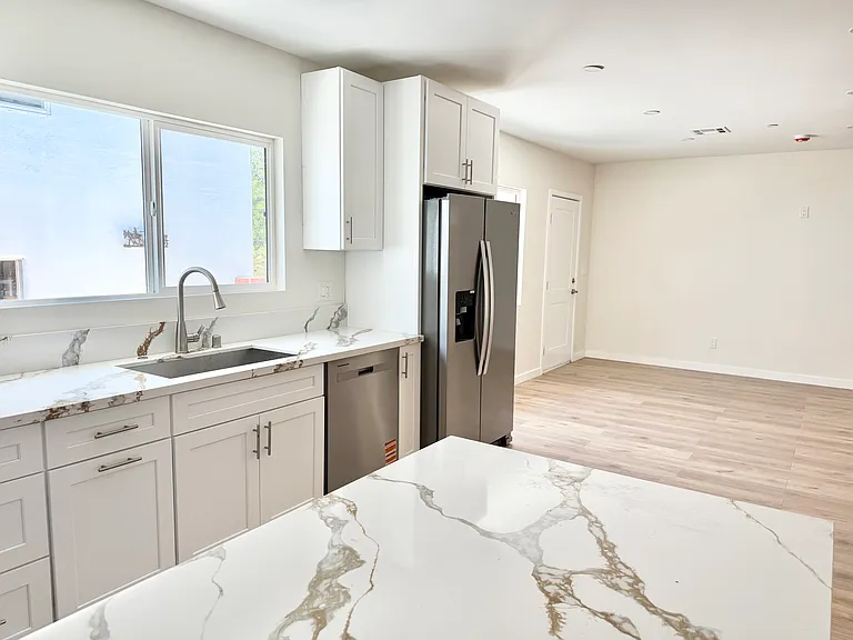 10639 Whitegate Ave — Photo 9