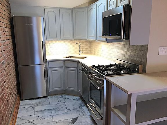 4th image of 300 Saint James Pl APT 4