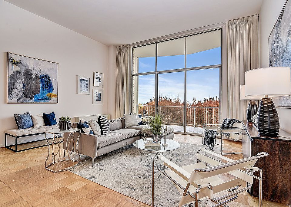 13' ft ceilings and windows