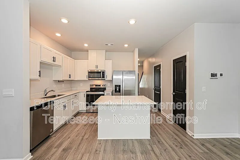 3 bed, 2.5 bath, 1363 sqft, $1,850 — Photo 3