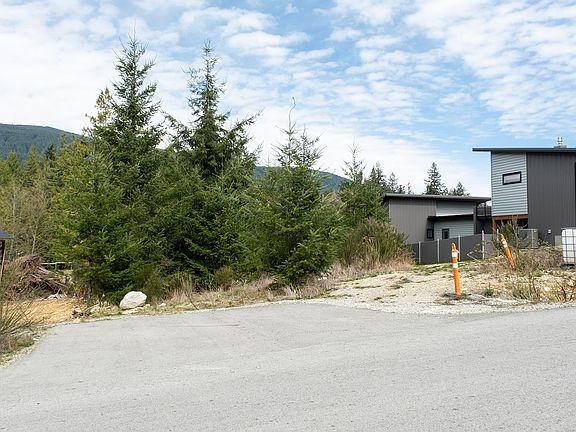 2nd image of 1221 Castle Rd