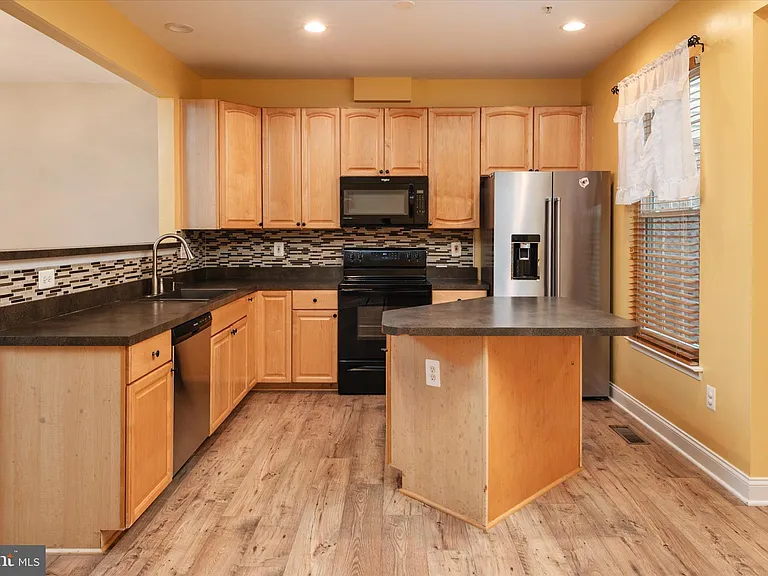 824 Stonehurst Ct — Photo 10