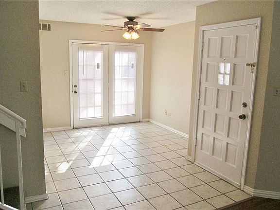 3rd image of 2414 Oak Mnr APT A