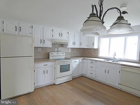 5th image of 30 E Mill St
