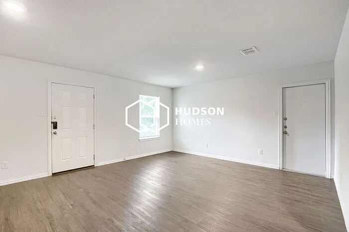 3 bed, 1.0 bath, 838 sqft, $1,025 — Photo 4