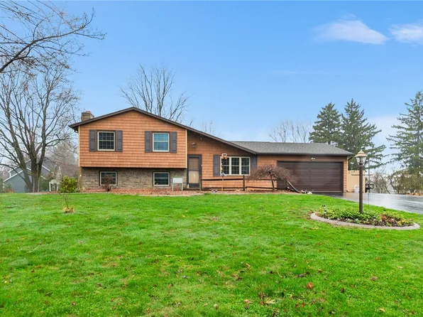 1362 Robin Hood Ln, Webster, NY 14580