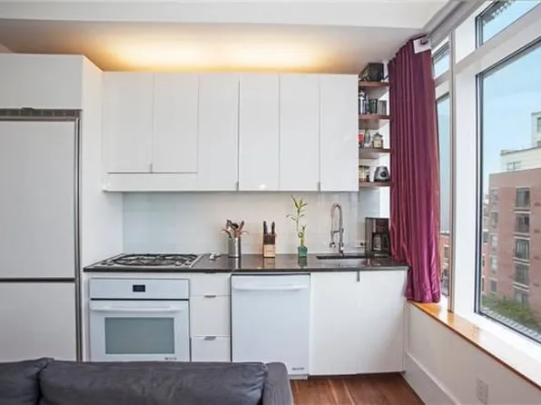 10-17 Jackson Avenue image 3 of 6