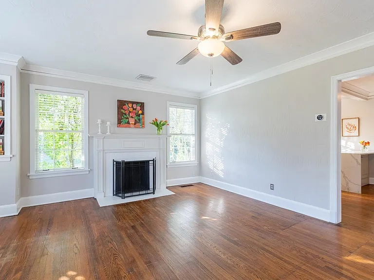 380 Holmes Cir — Photo 10