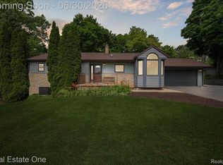 30691 Rainbow Dr, New Hudson, MI 48165