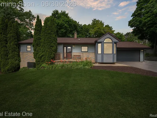 30691 Rainbow Dr, New Hudson, MI 48165