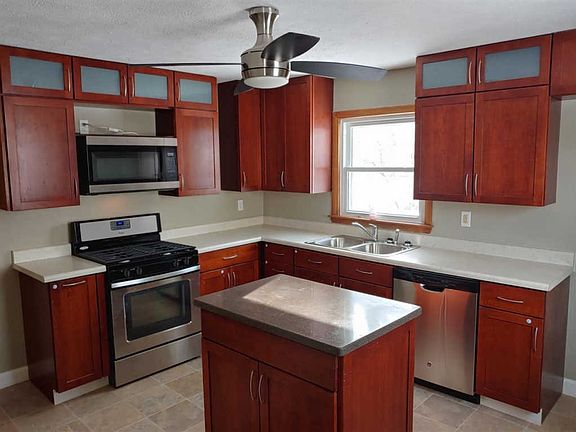 3rd image of 711 River Ln