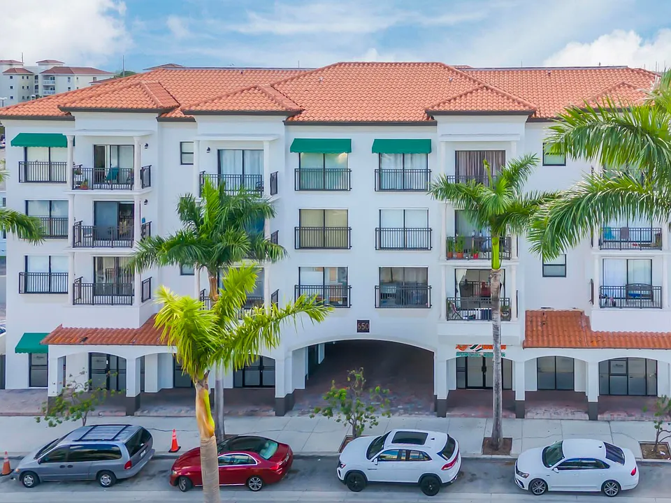 650 Palm Ave #205