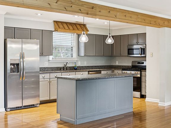 5th image of 219 Island Dr