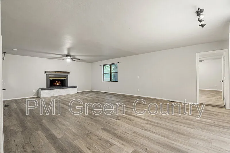 3 bed, 2.0 bath, 1576 sqft, $1,975 — Photo 4