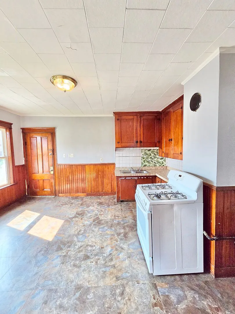 212 Welles Street — Photo 3