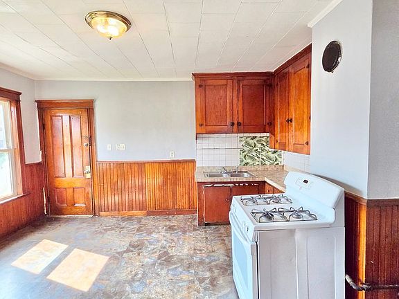 3rd image of 212 Welles St #3