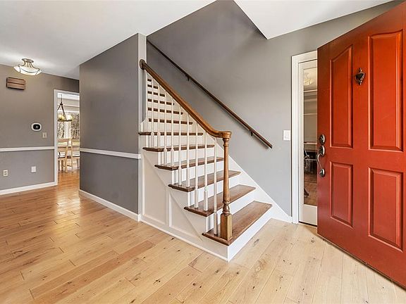 3rd image of 3 London Ln