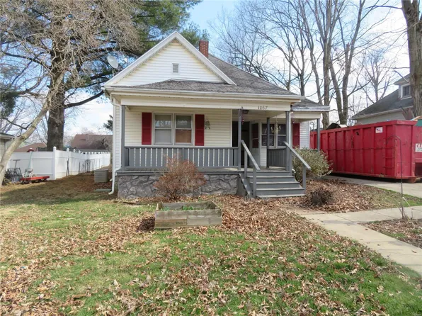 1067 9th St, Charleston, IL 61920
