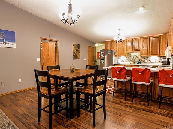 4th image of 605 Meadows Dr