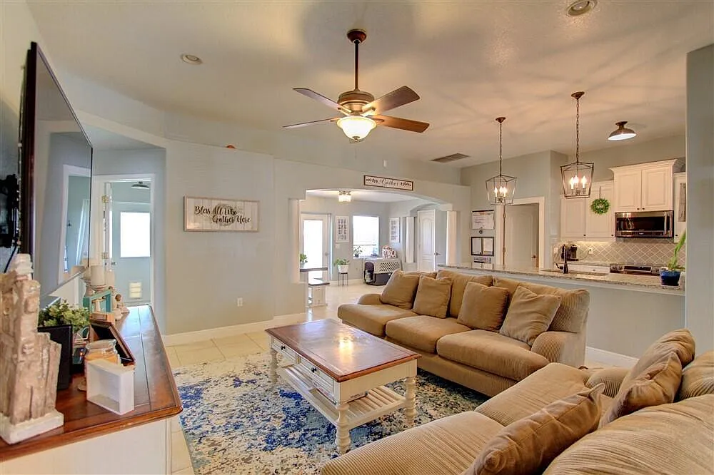 4 bed, 2.0 bath, 2228 sqft, $2,800 — Photo 4