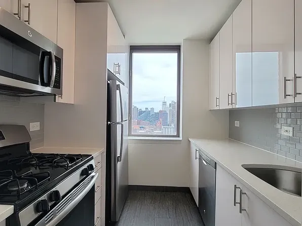 520 W 43rd St APT 28D, New York, NY 10036