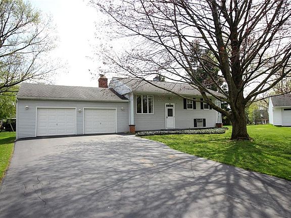 3rd image of 70 Oak Hill Dr