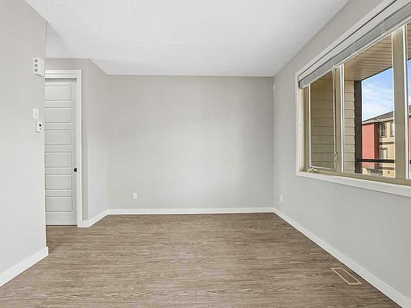 4th image of 125 Caribou Cres #101