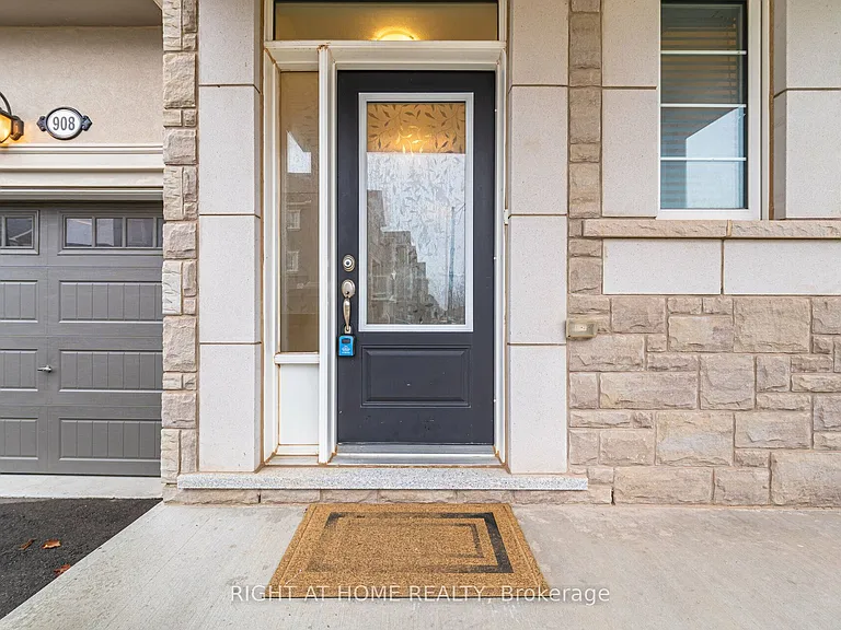 908 Sumac Cres — Photo 5