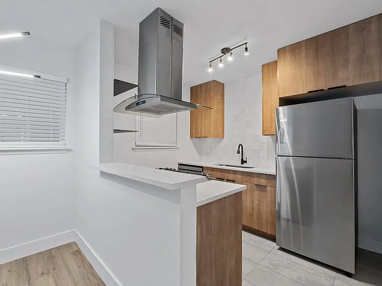 CrestHaus Apartments — Photo 32