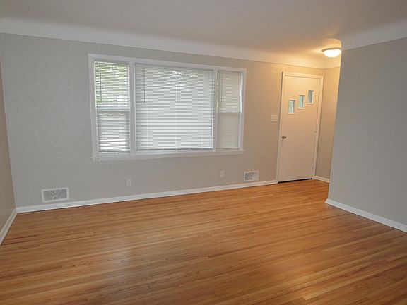 3rd image of 113 Dale St E