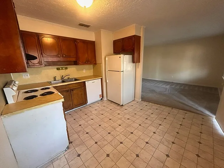 1353 N Main St — Photo 2
